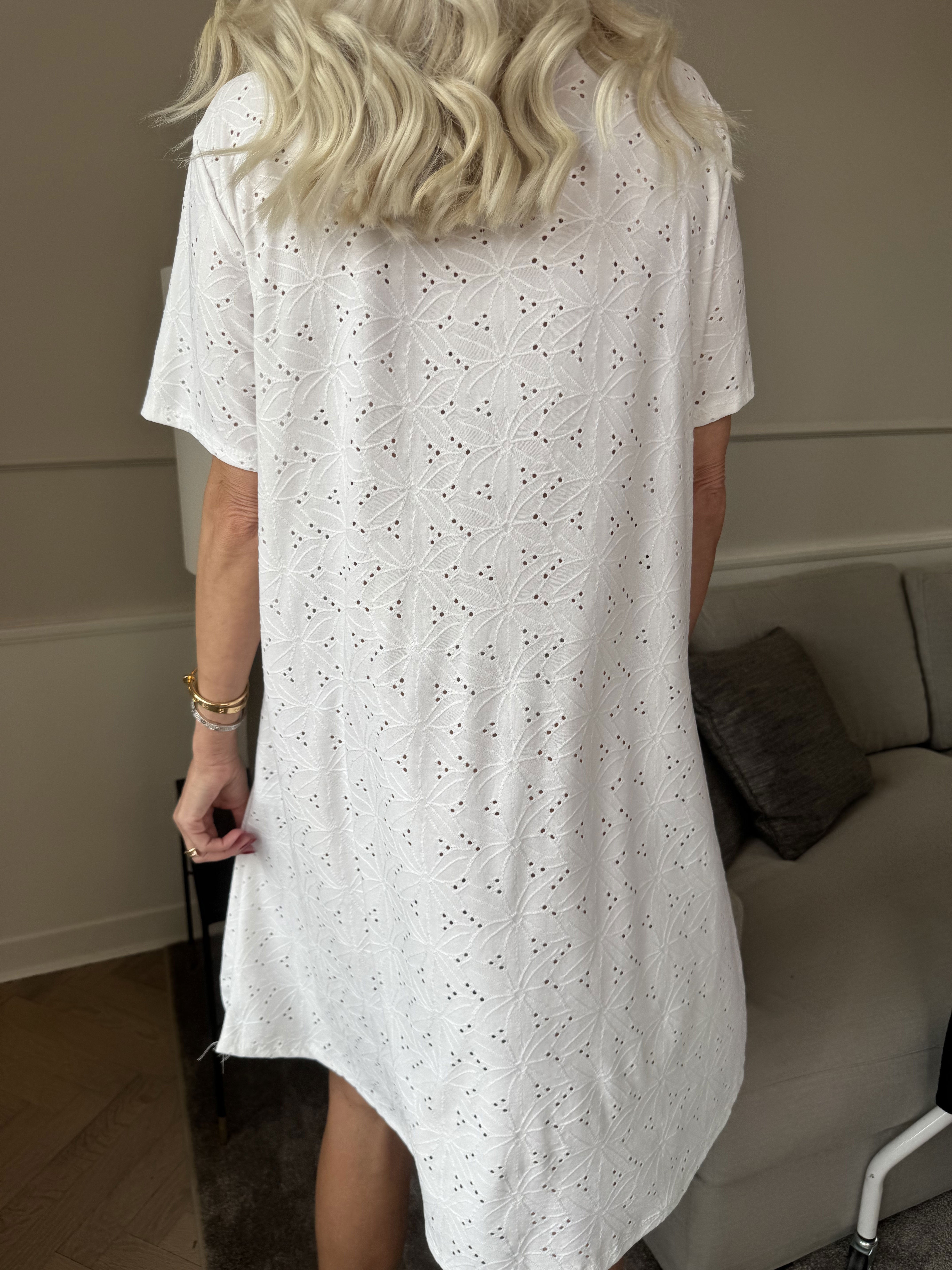 Liba - Mjuk elastisk klänning i broderie anglaise med dragkedja